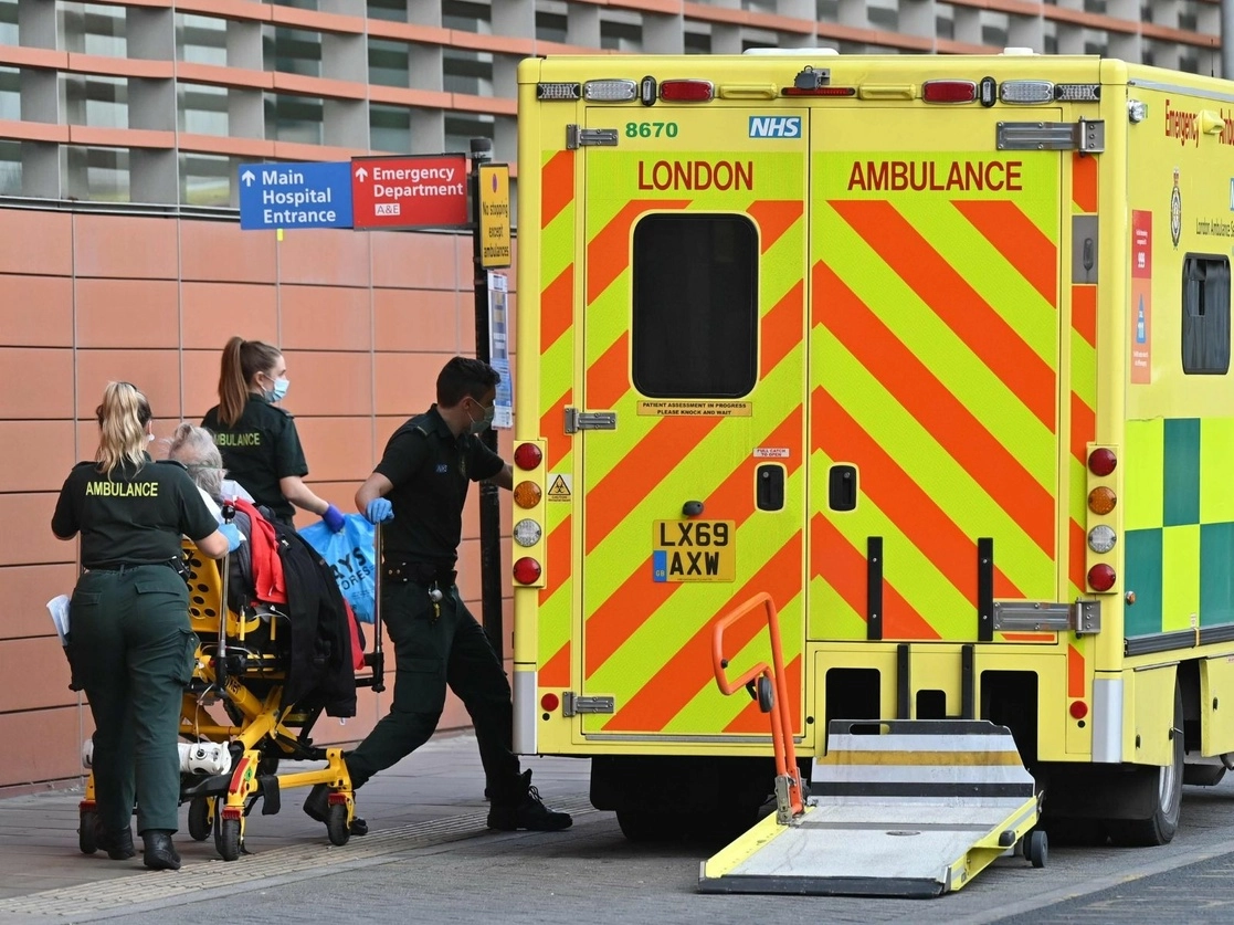 Paramédicos trasladan a un paciente al Royal London Hospital, en la capital británica. Foto Afp