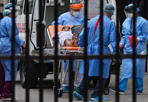Hasta ayer, el balance global de la pandemia fue de 697 mil decesos, 18.4 millones de contagios y 11 millones 36 mil recuperados. La imagen, en un hospital de Honduras. Foto Afp