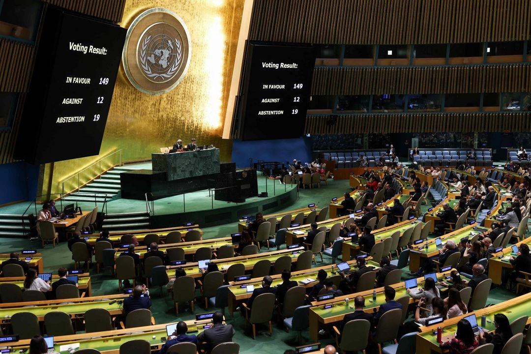 Recuento final de votos que se muestra en una pantalla después de que la Asamblea General de la ONU votara y adoptara un proyecto de resolución que pedía un alto el fuego en Gaza y la liberación de todos los rehenes israelíes. 