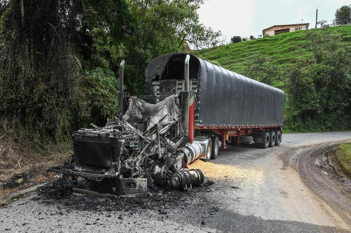 Vista de un camión quemado por miembros del cartel de la droga Clan del Golfo cerca de San Pedro de los Milagros, departamento de Antioquia, Colombia, el 6 de mayo. Foto Afp
