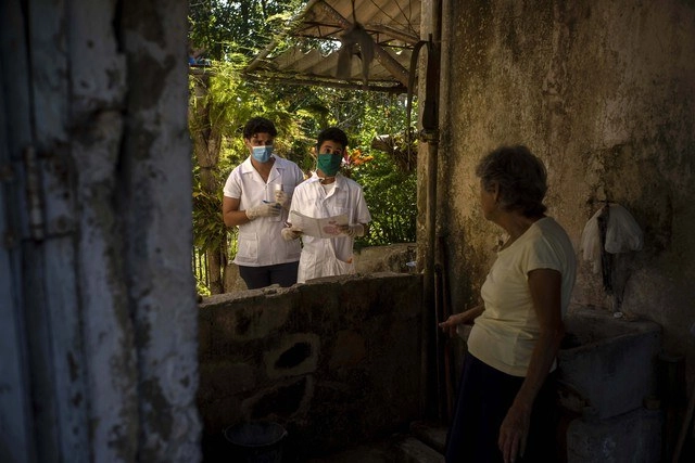 Estudiantes de medicina en Cuba recorren la región de San José de las Lajas en busca de posibles casos de Covid-19. Foto Ap