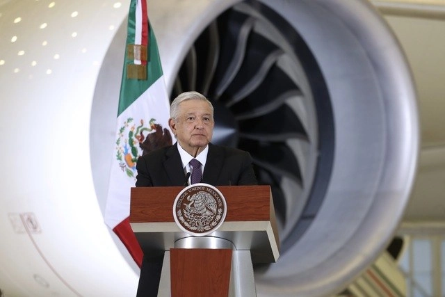 El presidente Andrés Manuel López Obrador durante una conferencia en el aeropuerto capitalino. Foto Luis Castillo / Archivo