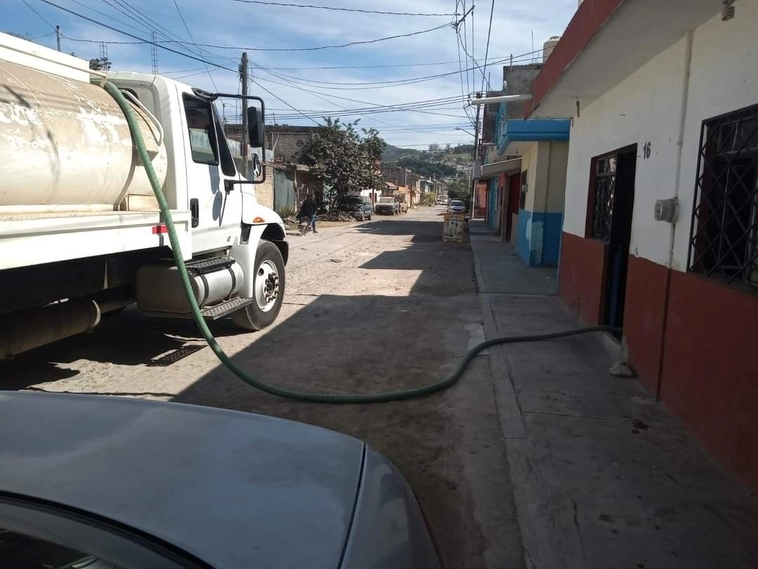 Un camión distribuye agua en una colonia de Tepic, Nayarit por la falta del líquido. Foto La Jornada / Archivo
