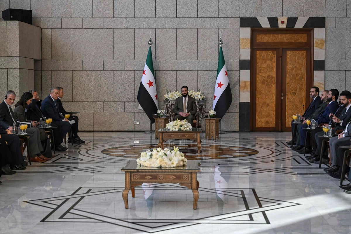El presidente interino de Siria, Ahmed al Sharaa, durante la reunión con la delegación del Consejo de Seguridad de la ONU, en el Palacio Presidencial en Damasco, el 4 de diciembre de 2025.