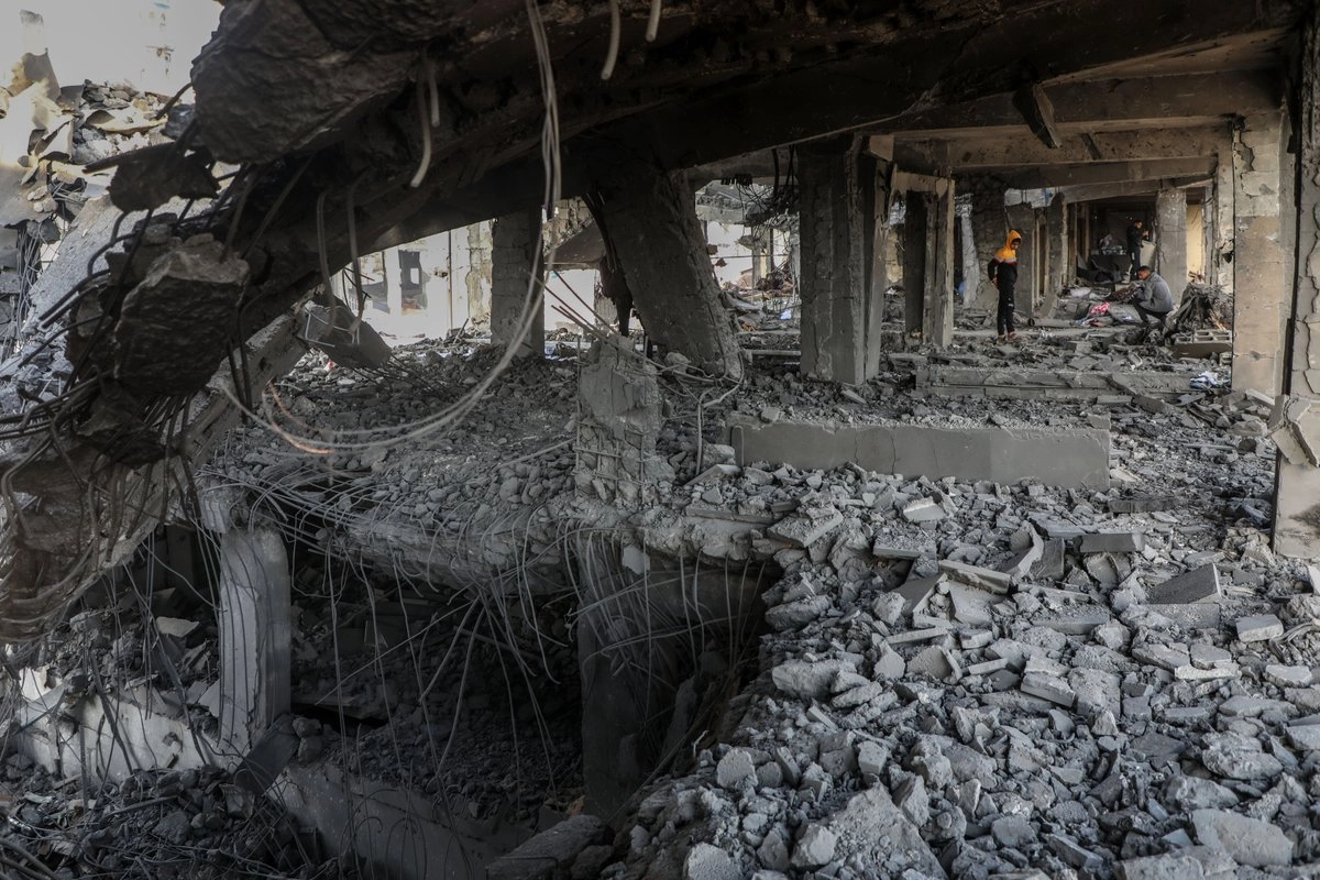 Palestinos inspeccionan las viviendas destruidas después de los ataques aéreos en el barrio de Al Zeitoun, en el este de Gaza.