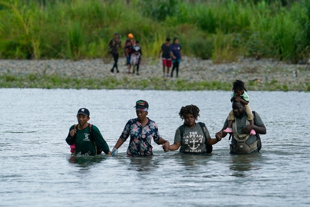 Migrantes haitianos fueron captados el 4 de octubre al cruzar el río Tuquesa tras caminar por el Tapón del Darién, en Bajo Chiquito, Panamá. Foto Ap