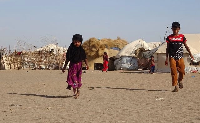 Niños en un campo para desplazados en el distrito de Khokha, provincia de Hodeida, Yemen. Foto Afp
