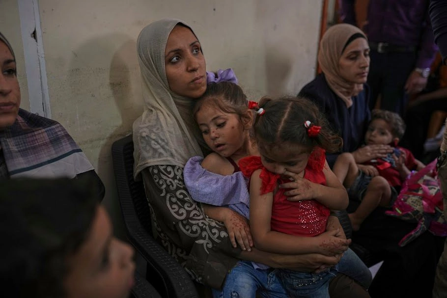 La atención médica para niños y mujeres es la principal demanda en pasillos de hospitales en Gaza. Foto 