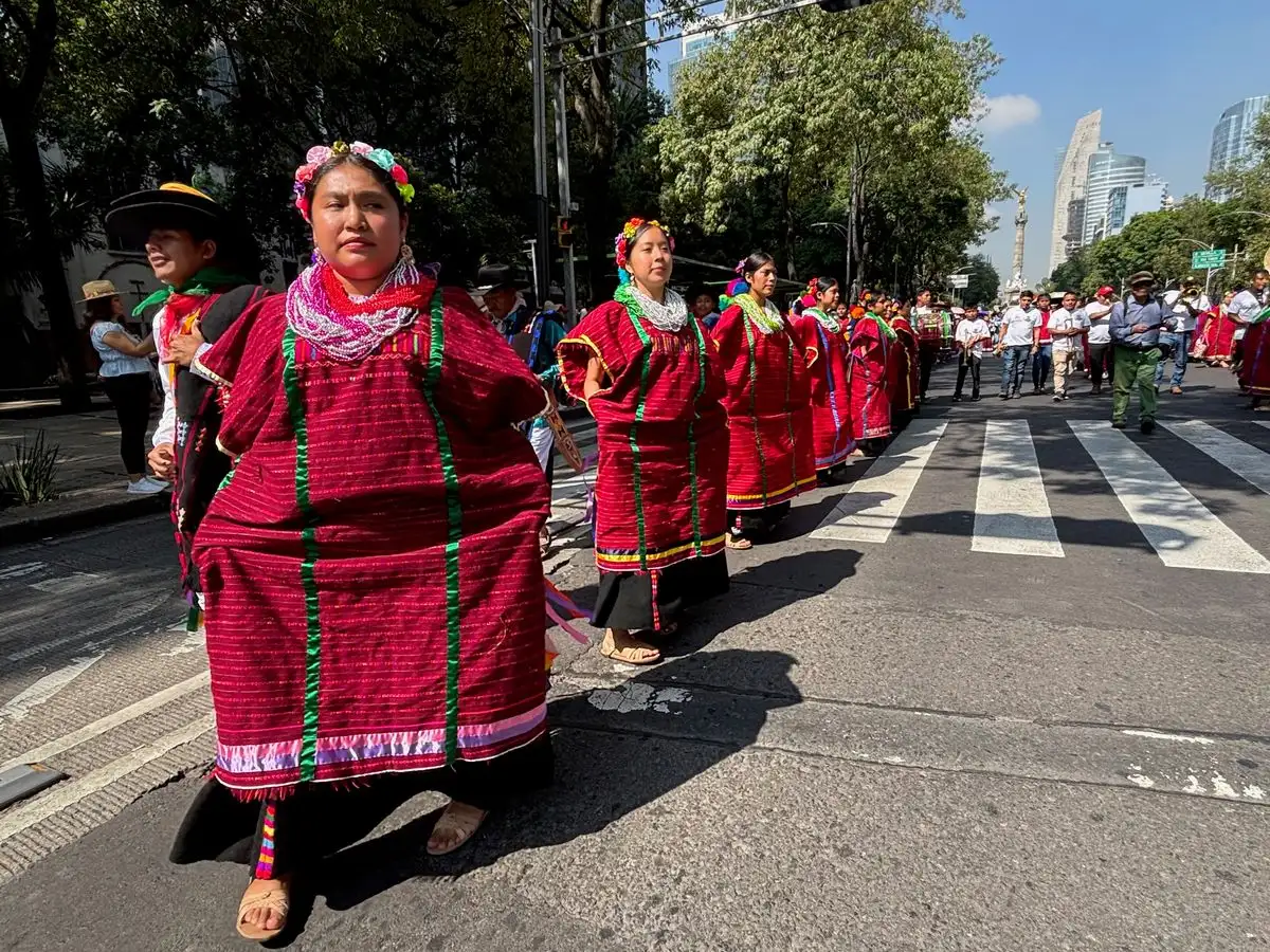 Integrantes del Movimiento de Pueblos, Comunidades y Organizaciones Indígenas realizan la décimo sexta Megacalenda para festejar las tradiciones y herencia artística de los pueblos indígenas residentes en la Ciudad de México, en el marco del Día Internacional de los Pueblos Indígenas, en la Avenida Paseo de la Reforma, el 9 de agosto de 2025. 
