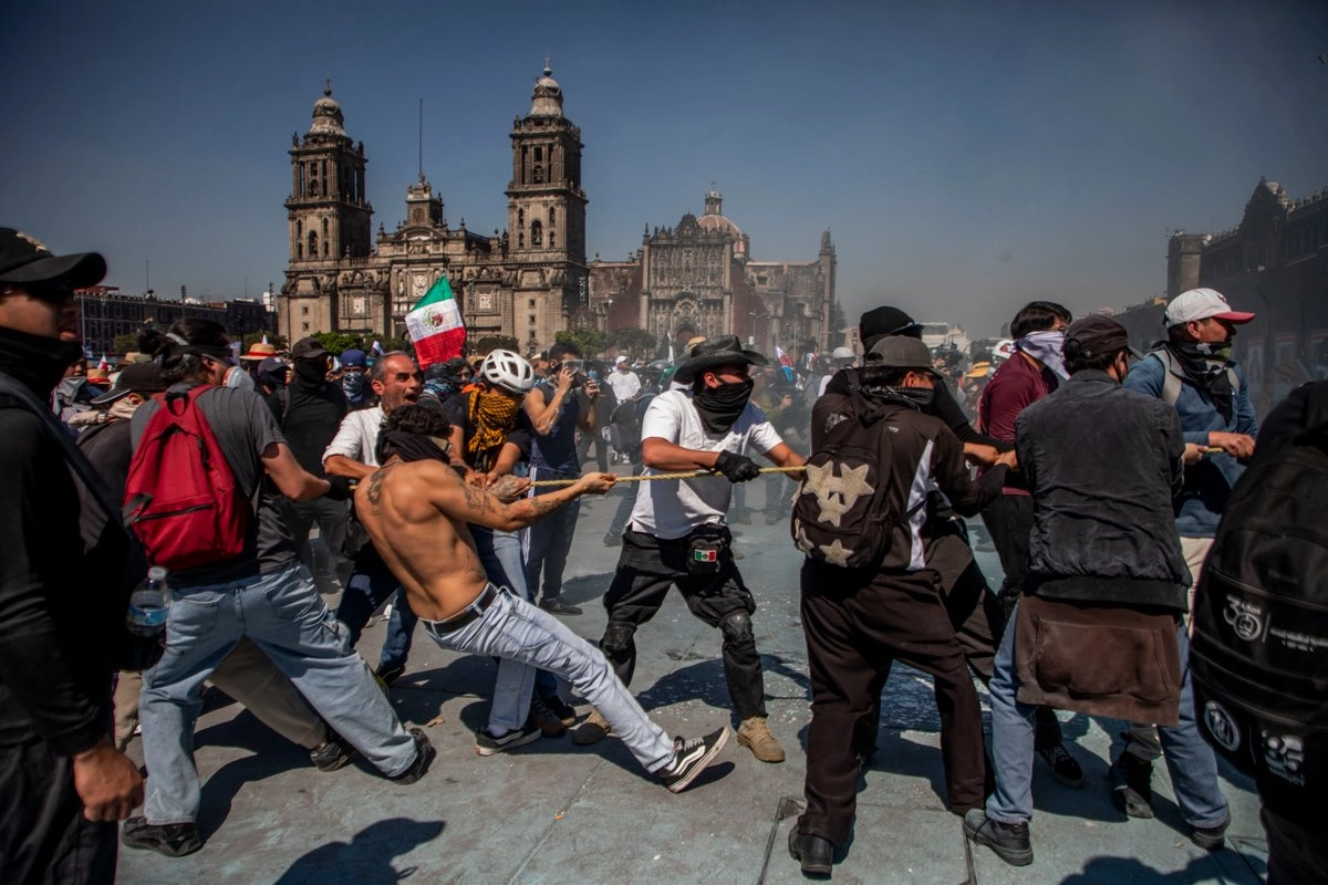 En el Zócalo capitalino se registraron enfrentamientos entre manifestantes y la policía, lo que dejó decenas de personas lesionadas y detenidas. 