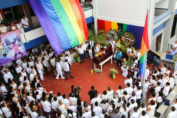 Ayer lunes 17 de julio, familiares y amigos despidieron con un homenaje al jefe del Departamento de Diversidad Sexual de la Universidad Autónoma de Guerrero, Ulises Salvador Nava Juárez, quién el sábado pasado fuera asesinado a balazos, en la Ciudad de Aguascalientes. Foto Cuartoscuro 
