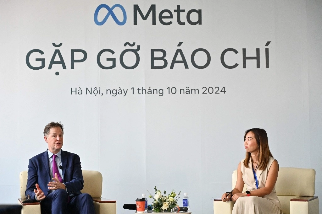 Nick Clegg (izq.), presidente de Asuntos Globales de Meta, ofrece una conferencia de prensa durante el foro "Innovate Vietnam 2024" en el Centro Nacional de Innovación de Vietnam en Hanoi el 1 de octubre de 2024. Foto Afp