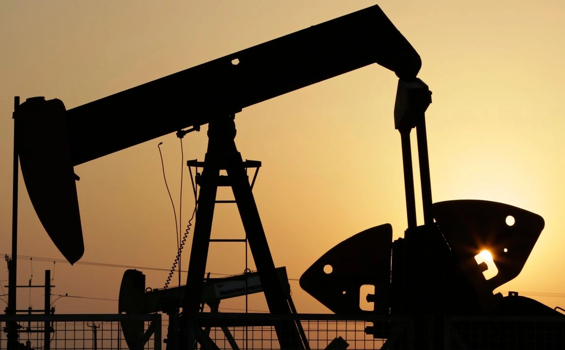 Bombas en campos petrolíferos en Sakhir, Bahréin, el 30 de septiembre de 2015. Foto 