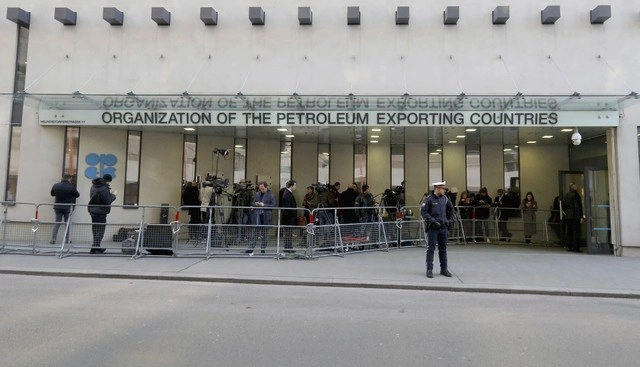 La OPEP acordó rebajar su producción petrolera en 1.5 millones de barriles por día adicionales en el segundo trimestre de 2020 para respaldar los precios, afectados por el impacto del brote de coronavirus, a condición de que Moscú y otros países se sumen al pacto. Foto Ap