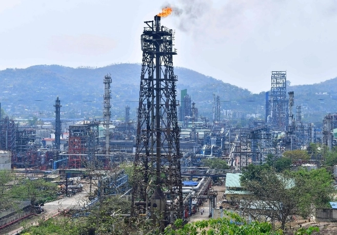 Estimaciones señalan que la Opep bombeó más de 26 millones de barriles de crudo por día en enero. Foto Afp
