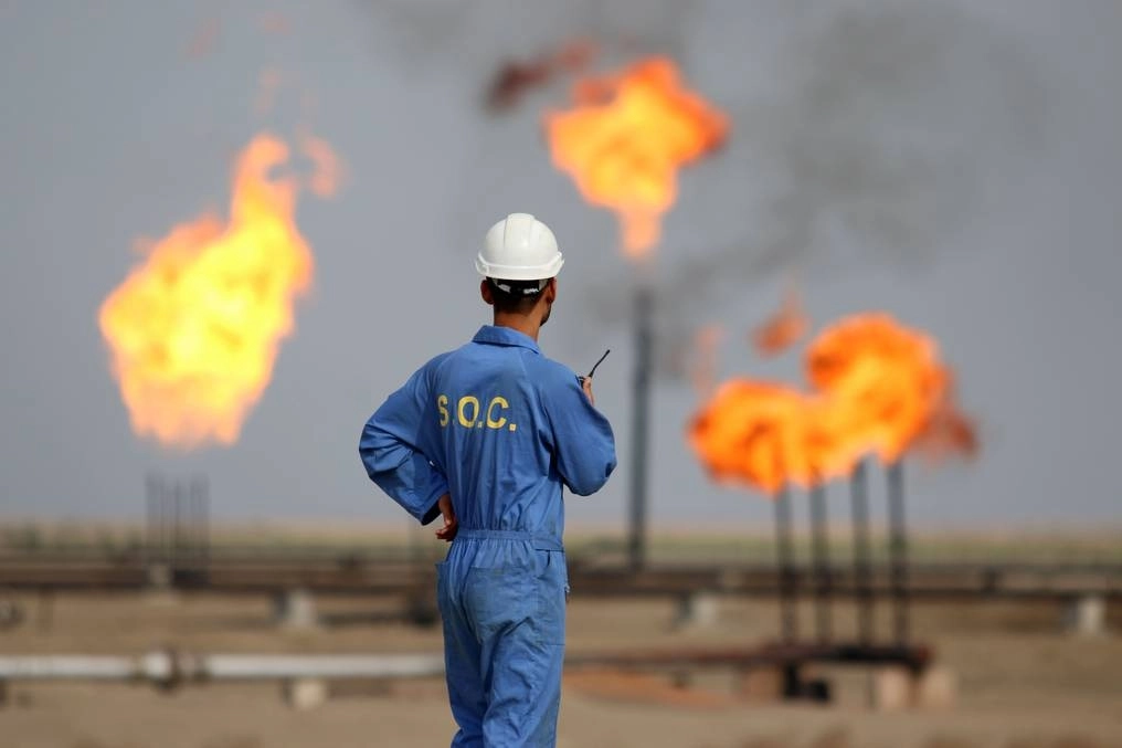 La OPEP+ acordó mantener los aumentos progresivos de las cuotas de producción que fijaron a principios de abril para los próximos tres meses. En la imagen, un campo petrolero en el sur de Irak. Foto Afp / Archivo