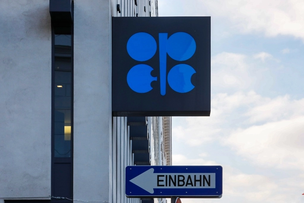 La OPEP+ retrasó tres meses, hasta abril, el inicio del aumento de la producción petrolera y amplió un año, hasta fines de 2026, la retirada total de los recortes. Imagen en Viena, el 3 de marzo de 2022. Foto Ap