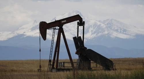 Las principales naciones petroleras llegaron ayer a un acuerdo para reducir en 10 millones de barriles diarios la producción de crudo, 10% de los suministros mundiales, con el fin de impulsar los precios del hidrocarburo, golpeados por la crisis del nuevo coronavirus. Foto Ap / Archivo