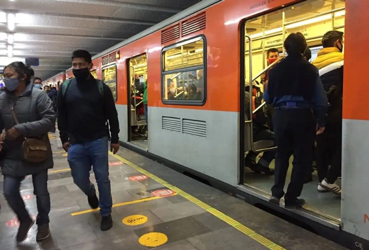 Usuarios del Metro en la Ciudad de México.