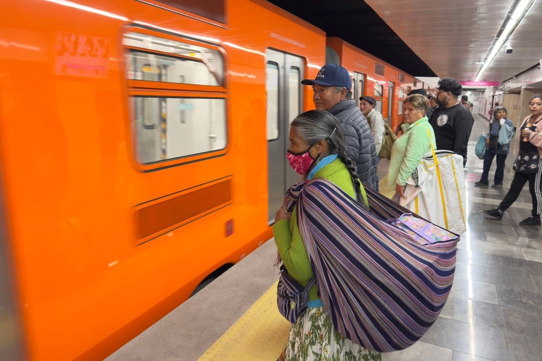 Usuarios de la renovada línea 1 del Sistema de Transporte Colectivo Metro se mantuvieron expectantes sobre el funcionamiento de los trenes ante el regreso a clases. 
