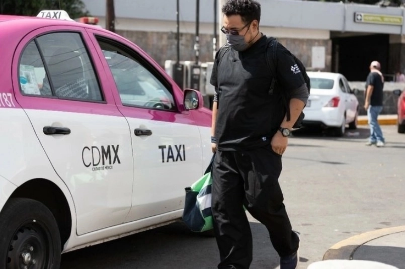 Datos oficiales revelan que de 140 mil taxis que existían en la CDMX previo a pandemia, en la actualidad operan menos de 60 mil. Foto Pablo Ramos / Archivo