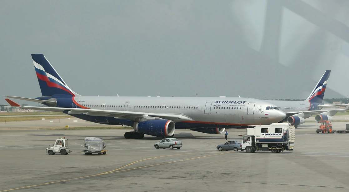 Un avión antes de suspender actividades en el aeropuerto de Moscú. Foto Ap