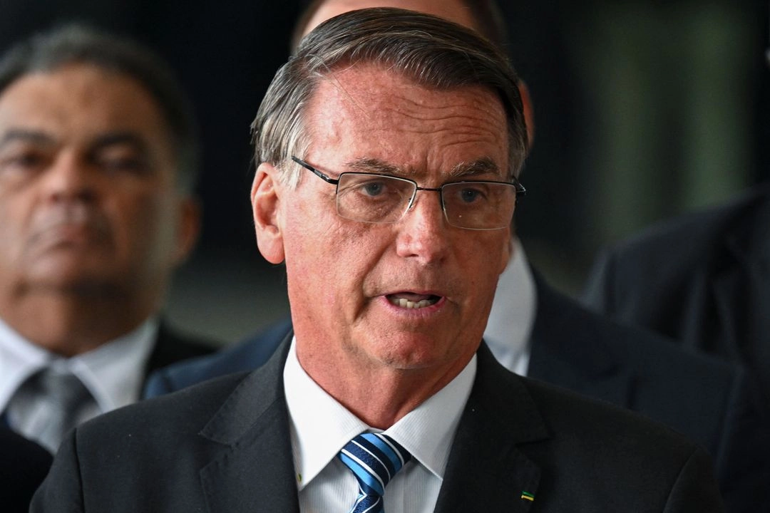 El presidente brasileño Jair Bolsonaro hace una declaración por primera vez desde la segunda vuelta de las elecciones presidenciales del domingo, en el Palacio de la Alvorada en Brasilia, el 1 de noviembre de 2022. Foto 