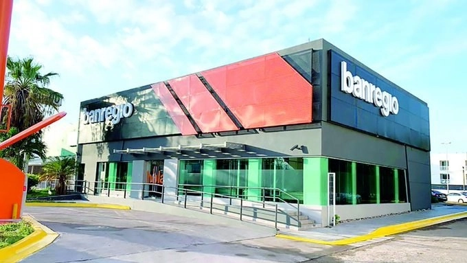 Banregio indicó que el servicio ya se encuentra restablecido en las sucursales de Nuevo León, pero en Nuevo Laredo, Matamoros, Reynosa, Chihuahua y Ciudad Juárez se “continúa a la espera del restablecimiento de energía eléctrica”. Foto tomada del Twitter de @banregio / Archivo