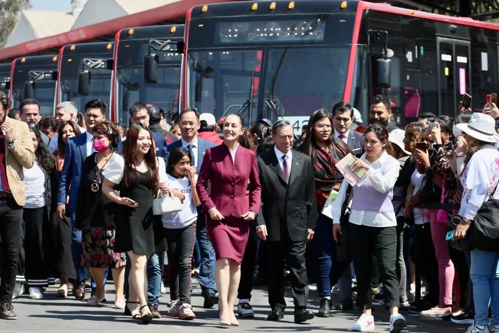 La jefa del Gobierno capitalino, Claudia Sheinbaum, da el banderazo de salida de la Línea 3 de Metrobús 100 por ciento eléctrica, el 20 de febrero de 2023. Foto Roberto García Ortiz 