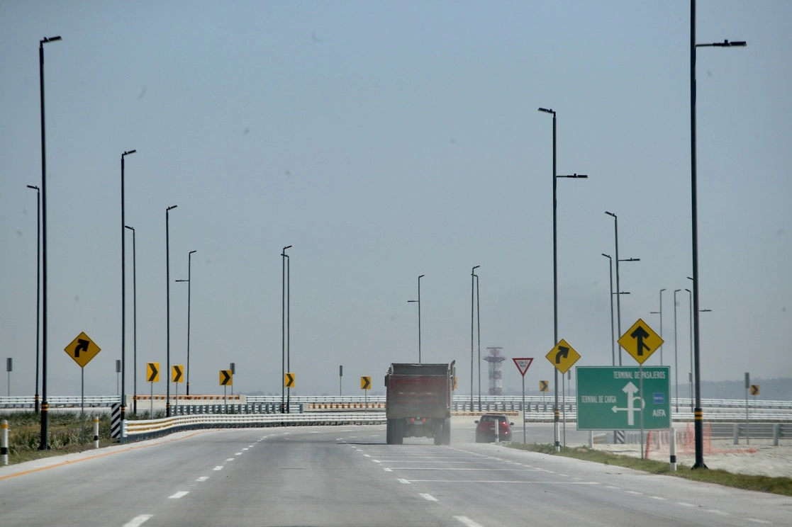 Aspectos de las obras viales para el acceso al Aeropuerto Internacional Felipe Ángeles en Santa Lucía, Estado de México. Foto Luis Castillo / Archivo