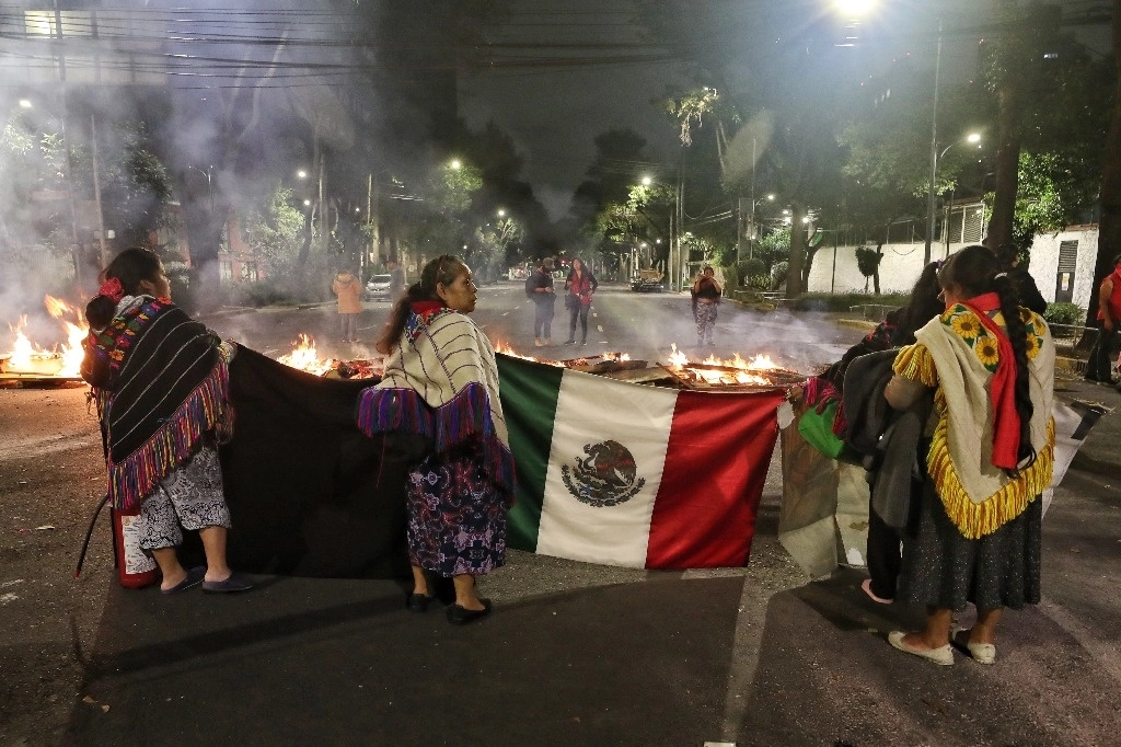 Otomíes colocaron barricadas en avenida Cuauhtémoc, después de que elementos de la SSC intentaron desalojarlos del INPI. Foto Marco Peláez