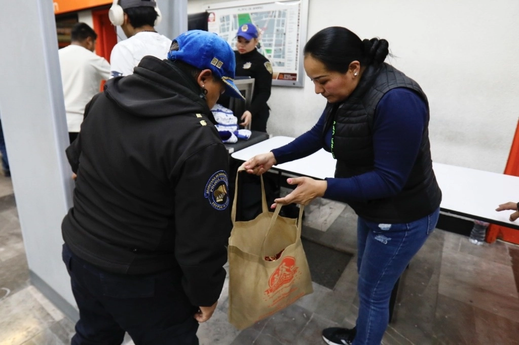 A partir del 16 de diciembre y hasta el 1 de enero de 2025, habrá revisiones a usuarios del metro para inhibir el ingreso con pirotecnia. Foto Germán Canseco