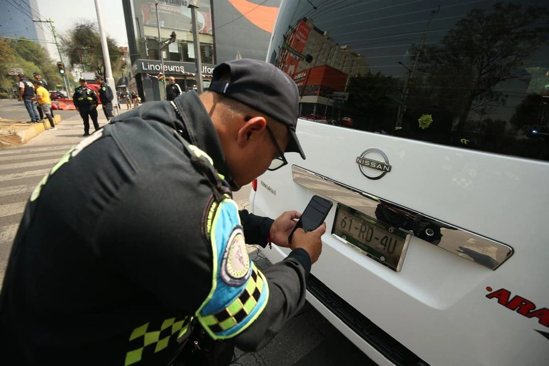 Policías de la SSC-CDMX realizan el operativo "Salvando vidas", para detectar vehículos con portaplacas que obstruyen la visibilidad, y para detectar motociclistas sin casco, entre las avenidas Fray Servando y Eje Central, en la Ciudad de México, el 26 de marzo de 2025. Foto 