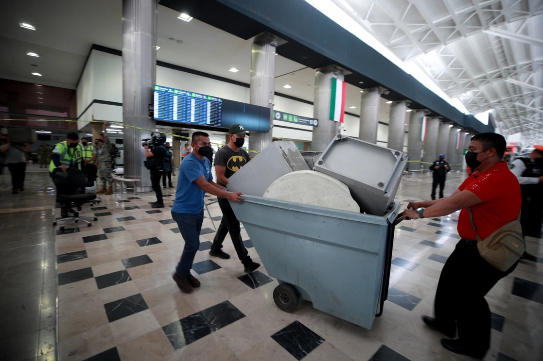 Ex trabajadores de Mexicana de Aviación fueron desalojados por autoridades de su cafetería instalada en el antiguo mostrador de la aerolínea, en el Aeropuerto Internacional de la Ciudad de México, el 2 de septiembre de 2022. Foto Alfredo Domínguez