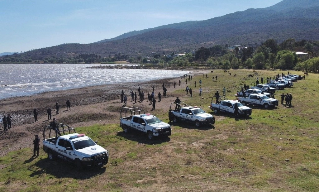La SSP de Michoacán puso en marcha un plan de protección en los alrededores del cuerpo de agua debido a que, según el gobernador Alfredo Ramírez Bedolla, los principales causantes de su desecación son los empresarios aguacateros, quienes se llevan el líquido para sus cultivos. Foto 'La Jornada'