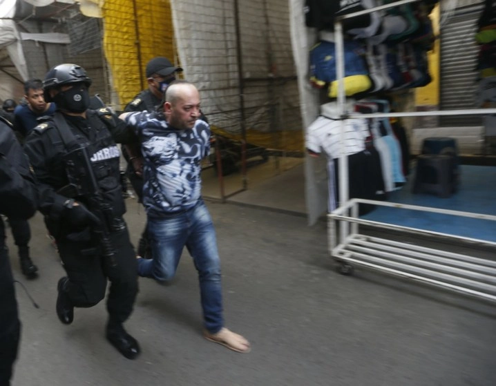 En total fueron nueve persona detenidas en un operativo en Tepito. Foto Vícto Camacho