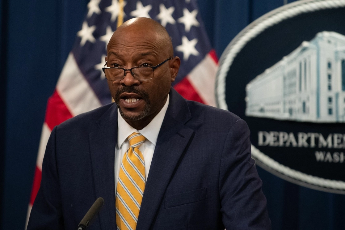 Tae Johnson, director interino del Servicio de Inmigración y Control de Aduanas de EU, durante la conferencia donde se habló del operativo. Foto Ap