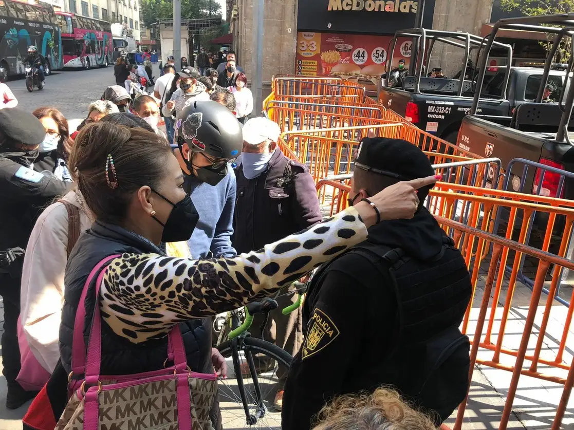 Ciudadanos intentan ingresar al primer cuadro del Centro Histórico de la Ciudad de México, el cual se cerró, para evitar manifestaciones durante el informe de Gobierno del presidente Andrés Manuel López Obrador. Foto Luis Castillo