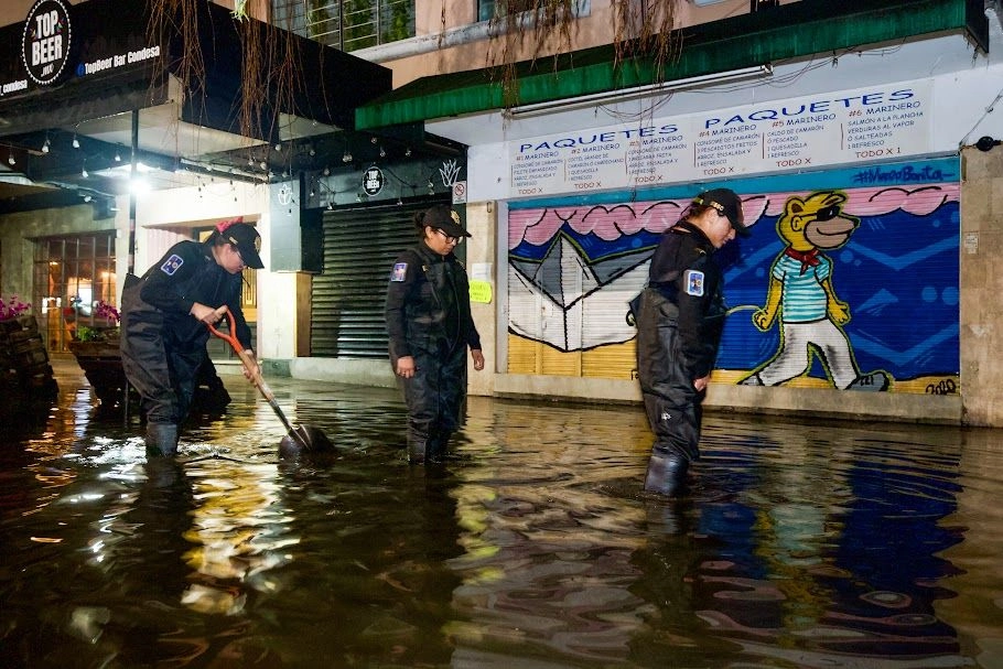 Las precipitaciones pluviales de ayer dejaron 51 encharcamientos, la caída de 39 árboles y la suspensión del servicio de la línea 3 del Cablebús debido a una tormenta eléctrica alrededor de las 19 horas. El lunes pasado cayeron más de 32 millones de metros cúbicos de agua, lo que equivale a llenar 16 veces el estadio Azteca. Foto