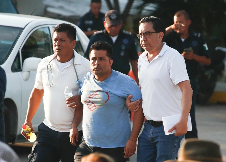 Uno de los empleados tras su liberación. Foto Víctor Camacho