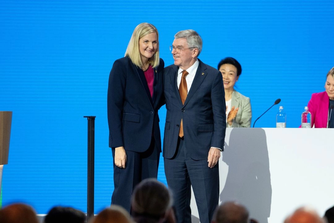 El presidente del COI, Thomas Bach, felicita a su sucesora Kirsty Coventry durante una conferencia el 20 de marzo de 2025. Foto 
