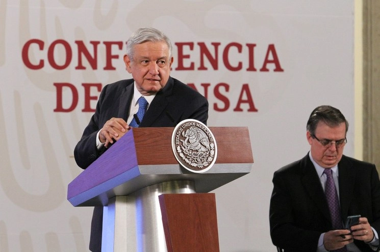 El presidente López Obrador defendió la capacidad del secretario y subsecretario de Salud, Jorge Alcocer y Hugo López-Gatell frente a los dichos de ex funcionarios del sector. Foto Notimex 
