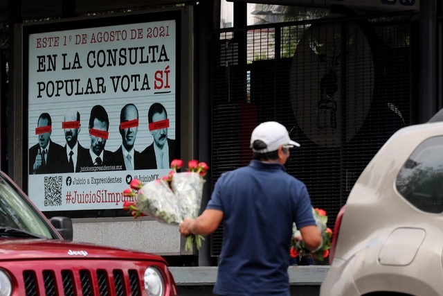 Publicidad sobre la consulta popular sobre ex presidentes, en la Ciudad de México. Foto Roberto García Ortiz 