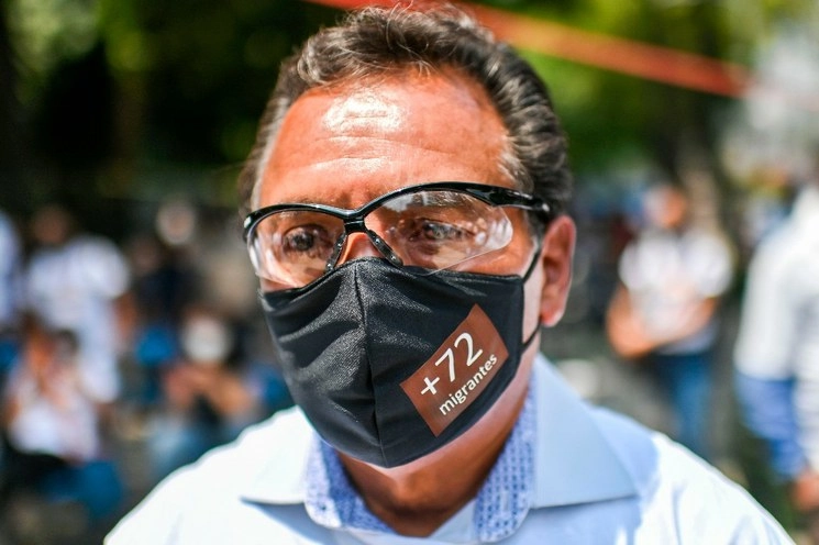 Un hombre porta, frente a la embajada de EU en la CDMX, un cubrebocas con una señal por los 72 migrantes masacrados en San Fernando, Tamaulipas, hace 10 años. Foto AFP 