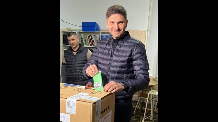 Maximiliano Pullaro obtenía el 62.07% de los votos, mientras que el candidato por la alianza peronista Unión por la Patria, Marcelo Lewandowski, sacaba el 28.13%. Foto tomada de X @maxipullaro 