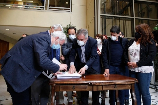 Diputados chilenos que firman una acusación constitucional contra el presidente Sebastián Piñera. Foto Afp