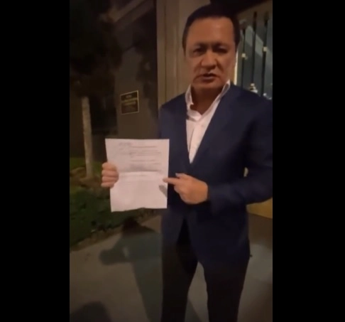 El senador Miguel Ángel Osorio Chong a su salida de la SCJN. Fotograma tomado del video emitido en su cuenta de Twitter