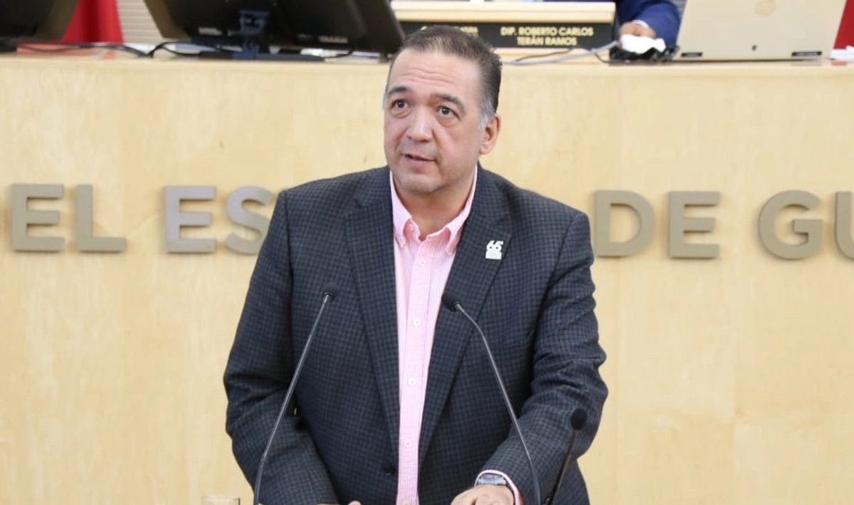 El legislador del Partido Verde, Sergio Contreras Guerreo, en tribuna del Congreso de Guanajuato.  