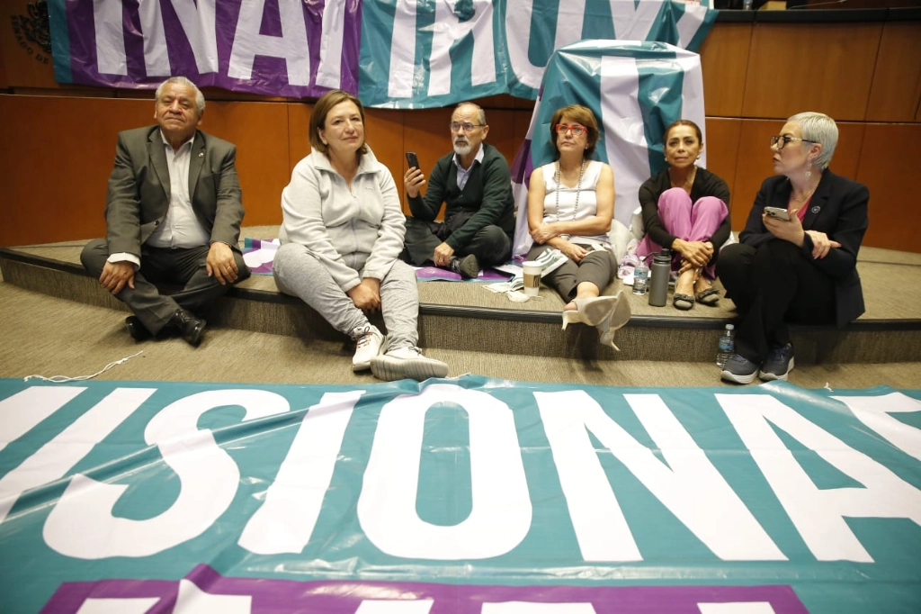 Legisladores de oposición mantienen bloqueada la tribunal de la Cámara alta en exigencia de resolver nombramientos en Inai. Imagen 'La Jornada' 