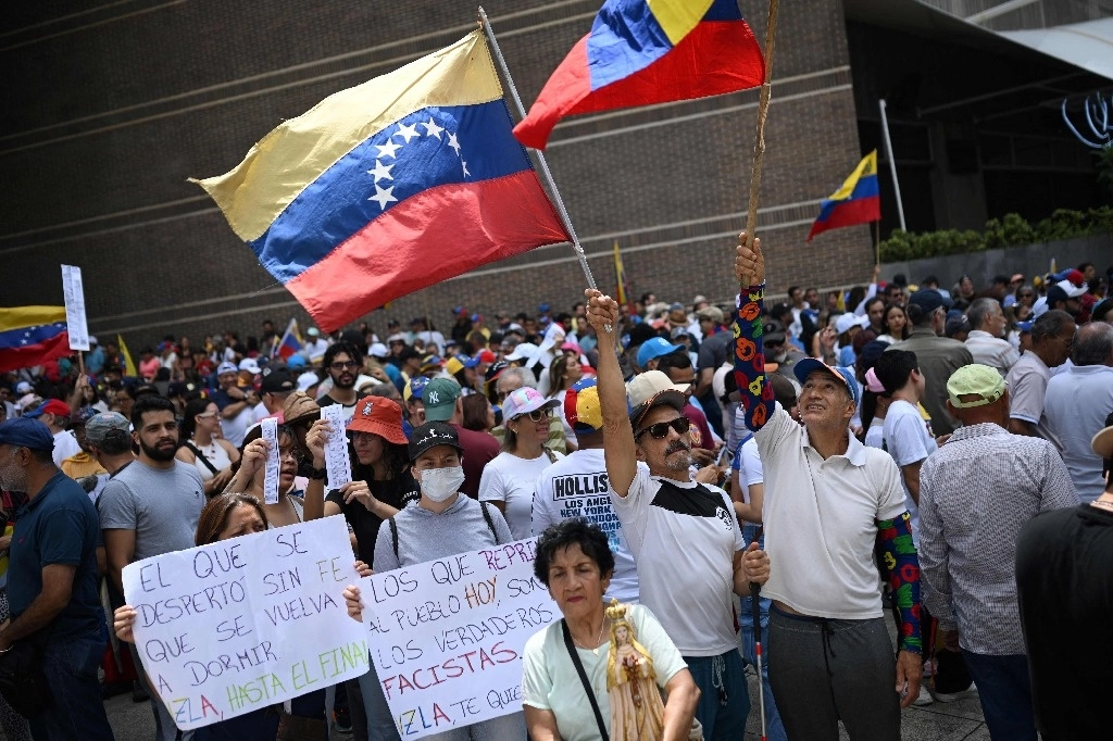 Ondean banderas venezolanas en una marcha convocada por la oposición para exigir el reconocimiento de su victoria en las elecciones presidenciales. Foto Afp 